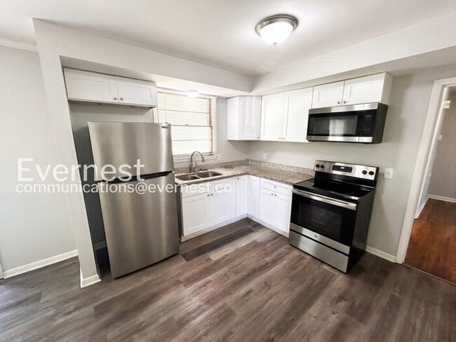 Building Photo - 3 Bed, 1.5 Bath Home with Garage / Pet-Friendly / Available Now!
