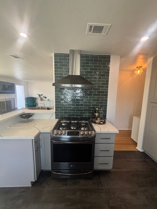 Foto del edificio - 3 Bedroom home with Huge Yard + Solar