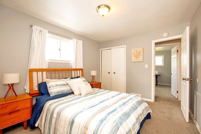 Foto del edificio - FULLY FURNISHED ACED 3 BED 1.5 BATH SINGLE...