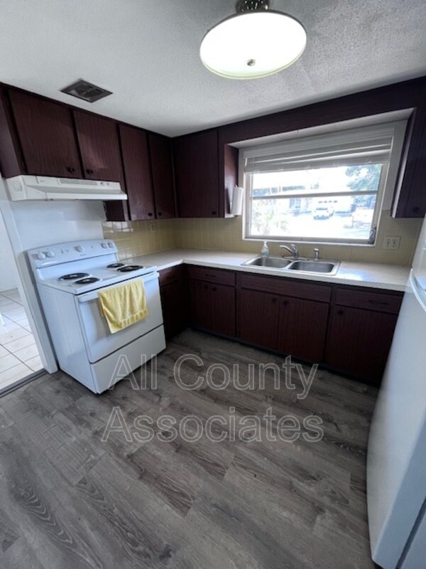 Foto del edificio - 10321 Willow Dr