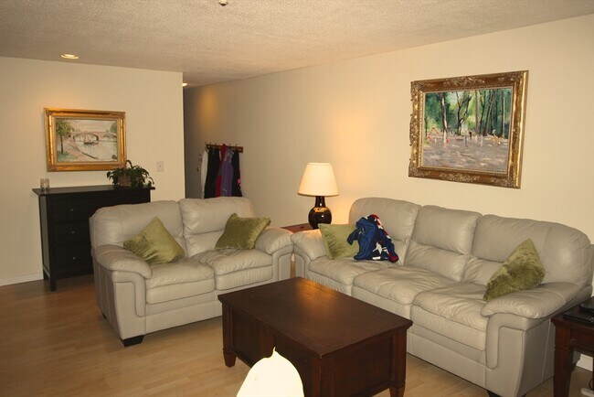 Foto del edificio - 532 Old Stone Brook