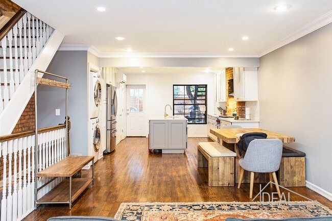 Foto del edificio - 458 Jefferson Ave