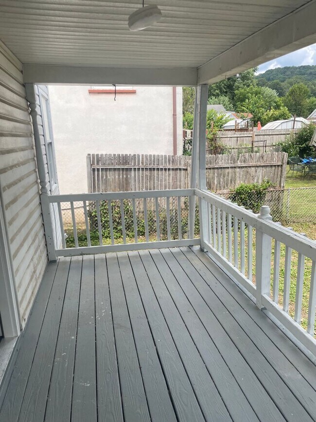 Foto del edificio - Four Bedroom Two Bath Home In Dunbar
