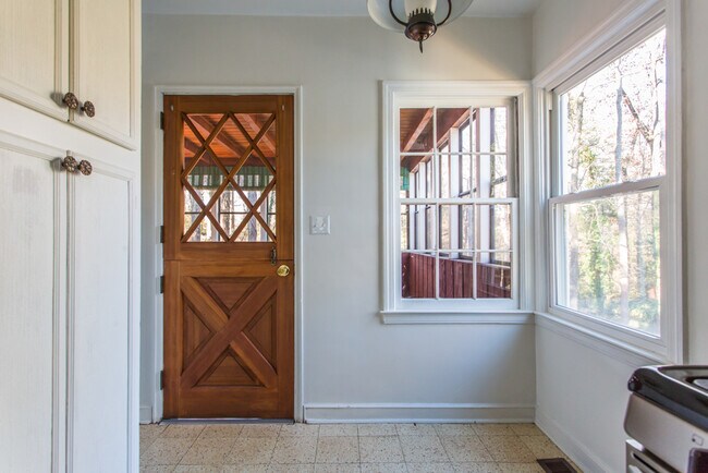 kitchen with gas appliances and breakfast nook. - 2457 Jefferson Terrace