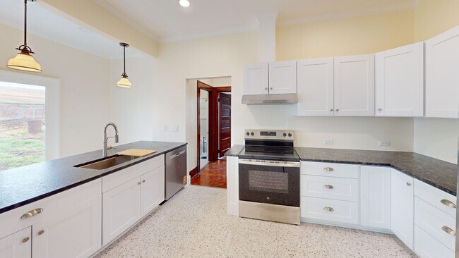 Building Photo - BEAUTIFUL 3 BED 1 BATH HOME!