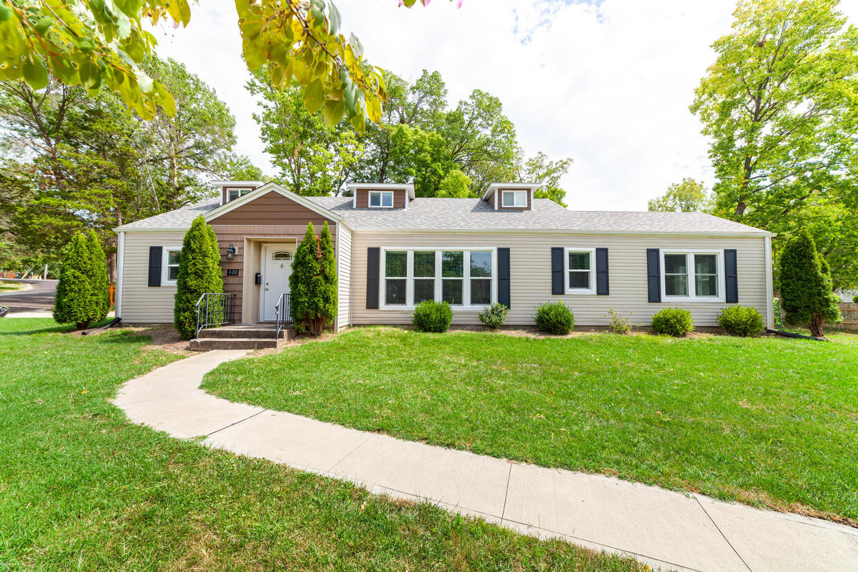 Primary Photo - 400 Crestland Ave
