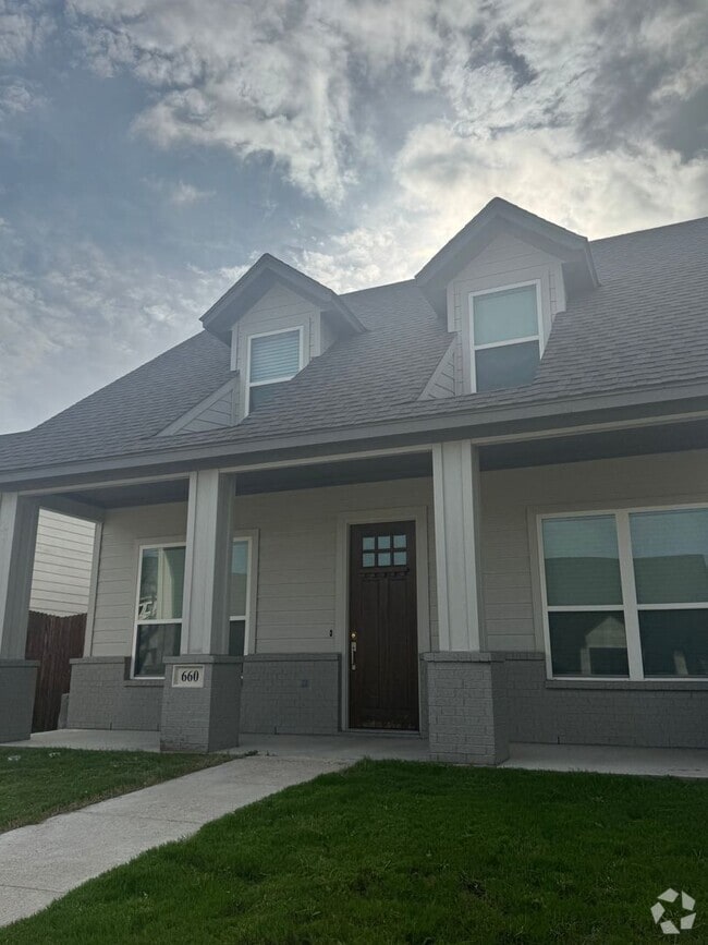 Building Photo - 660 The Cottages
