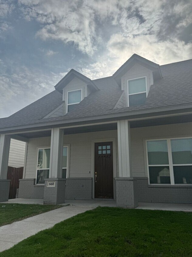 Foto principal - 3/2.5 Home in Inviting Neighborhood!!