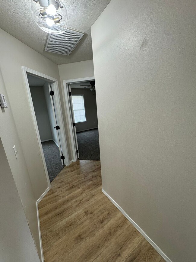 Building Photo - 3 bed, 2 bath, 2 car garage.