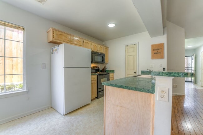 Building Photo - "Charming 3-Bed, 2-Bath Home at 895 Timber...