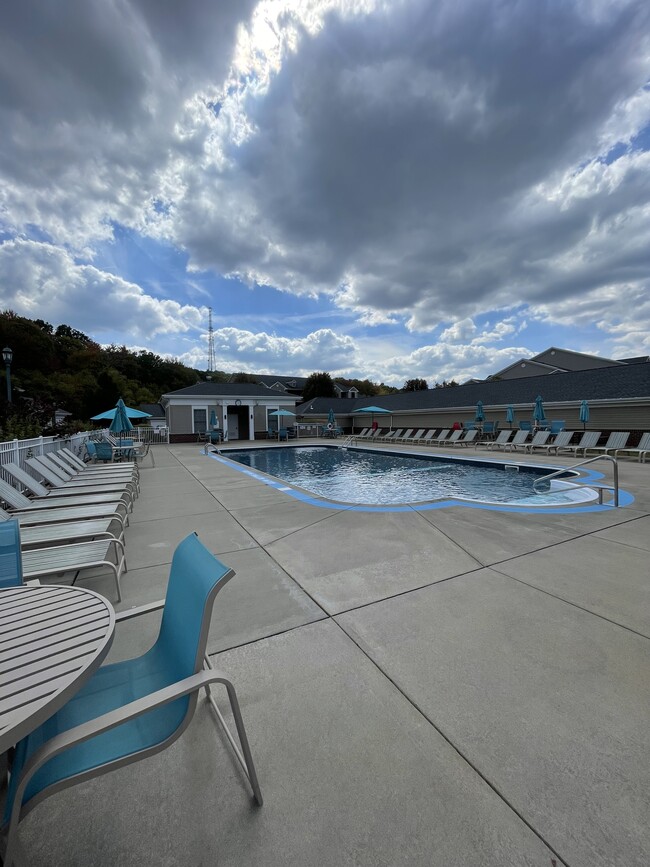 Pool - 415 Stockton Rdg