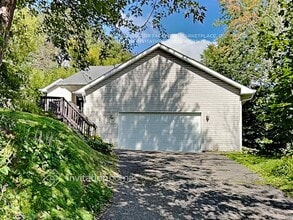 Building Photo - 150 St Croix Ave E