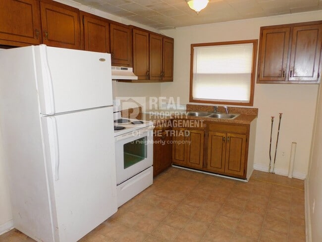 Building Photo - Cute 2 Bedroom/1Bath Cottage on a Cul de Sac