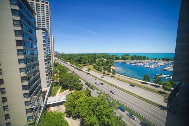 Foto del edificio - 3410 N Lake Shore Dr