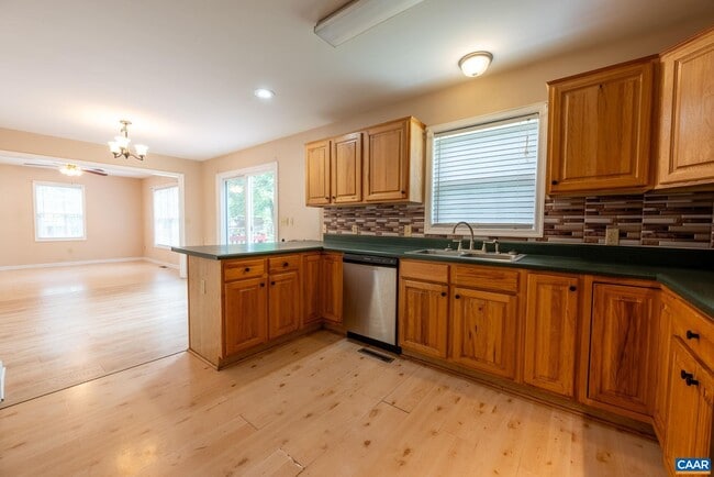 Building Photo - 497 Sunset Dr