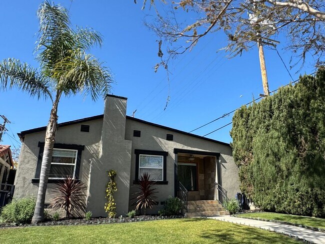 Foto del edificio - 419 S Almont Dr