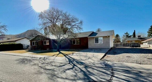 Building Photo - Updated Home in Green Valley with HUGE fen...
