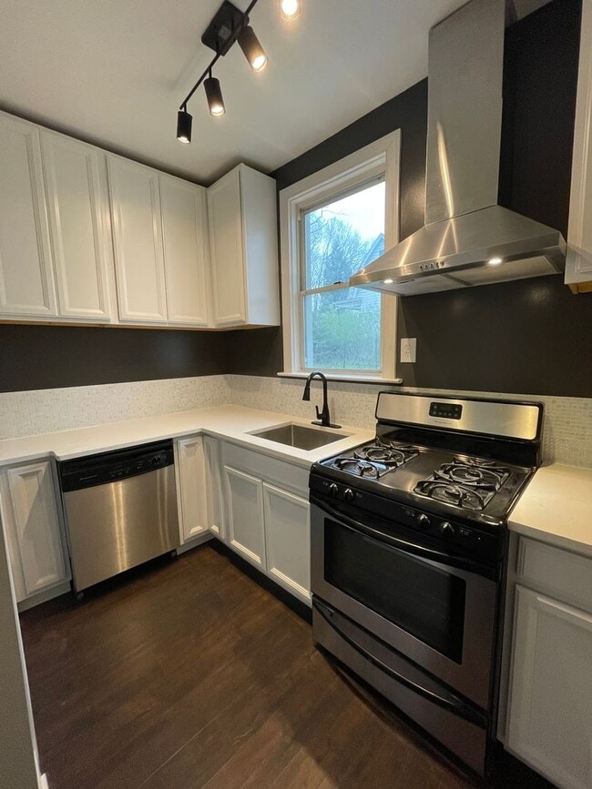 Building Photo - Updated 3 Bedroom home with modern amenities!