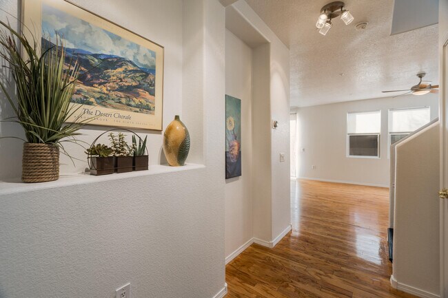 Foto del edificio - 601 Menaul Blvd NE