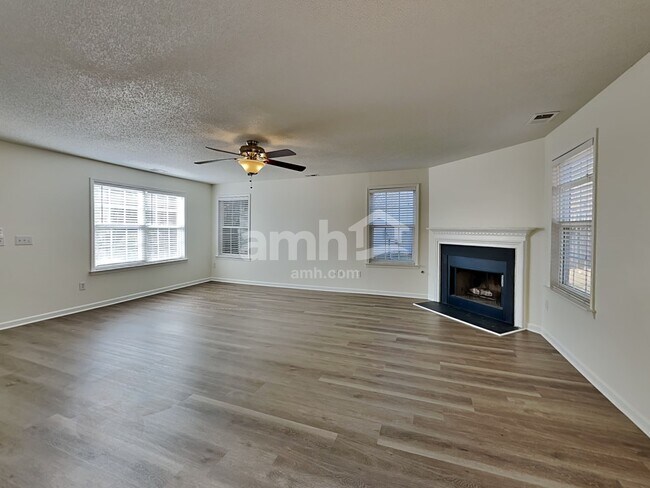 Foto del edificio - 112 Tiverton Woods Dr
