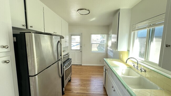 Foto del edificio - 4692 Newport Ave