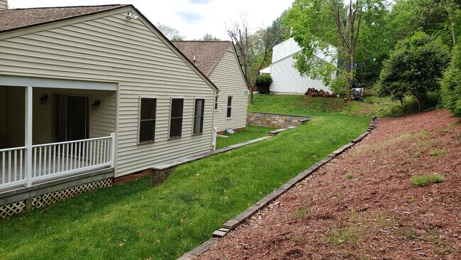 Building Photo - 1542 Surry Hill Ct