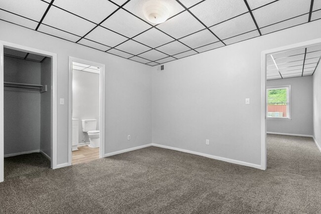 Building Photo - 210 Colonial Dr