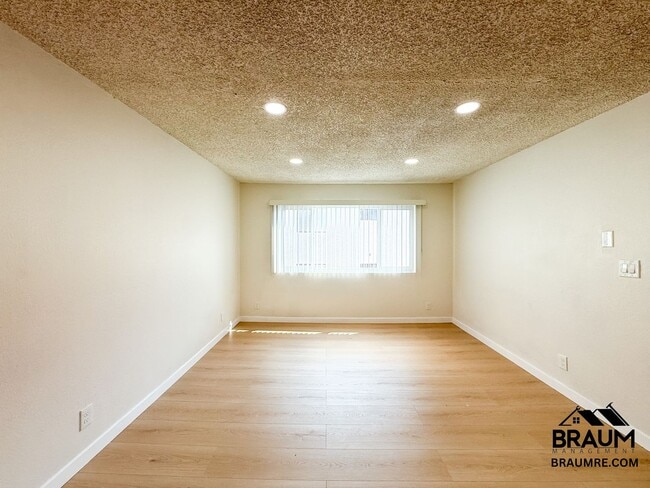 Building Photo - 221 W Elm Ave