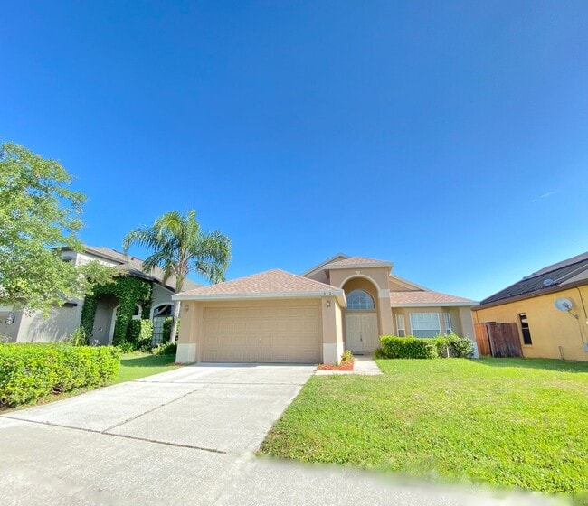 Building Photo - Beautiful Home with Water View in Waterford Lakes!