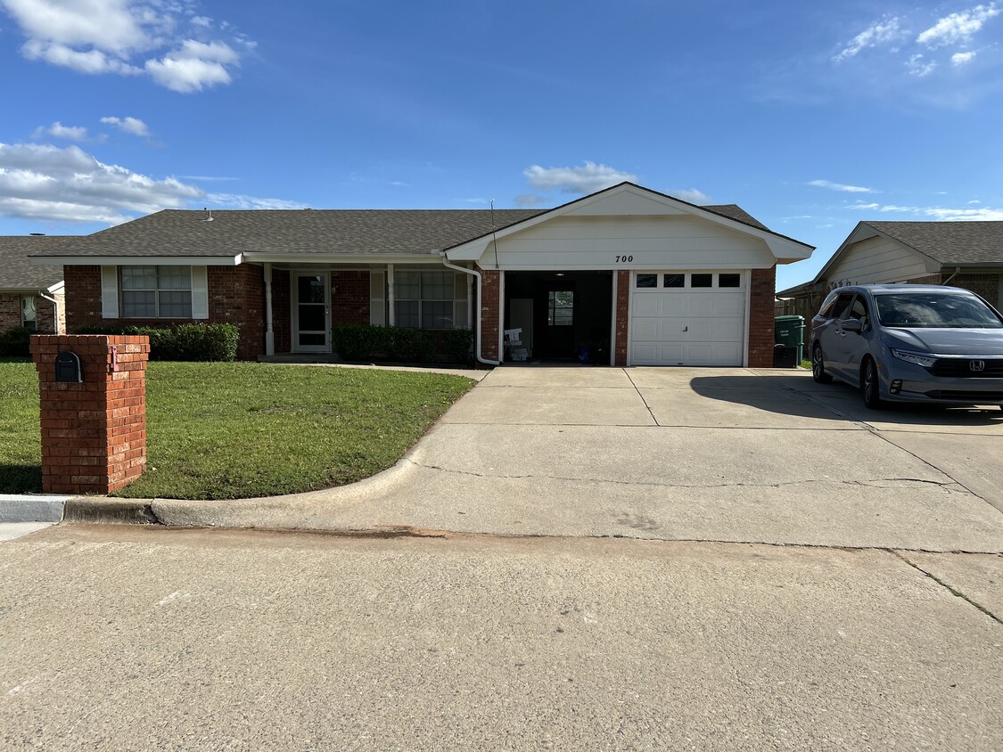 Primary Photo - 700 Victoria Dr