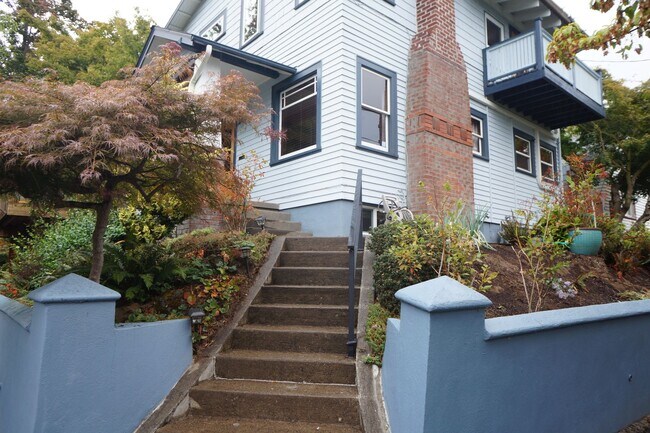 Foto del edificio - Amazing two bedroom sellwood beauty!