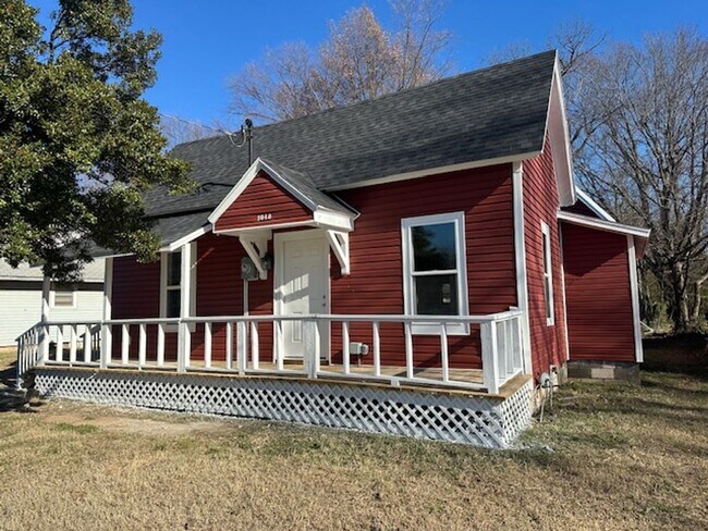 Foto del edificio - 1010 N Dickerson Ave