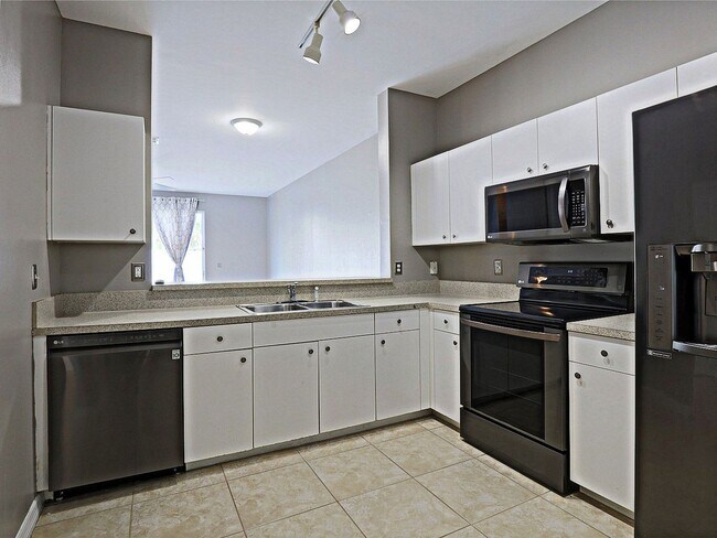 Building Photo - Forest Lake Townhomes 3605-107