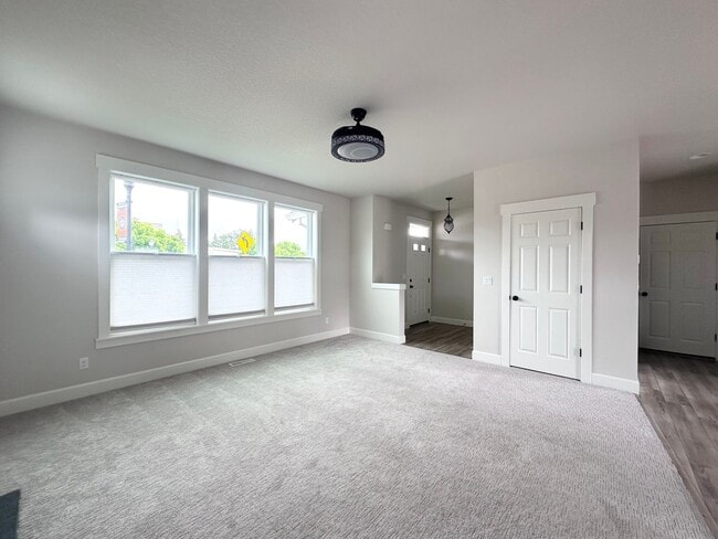 Building Photo - Oregon City Home 3 Bed 2.5 Bath w/ Double ...