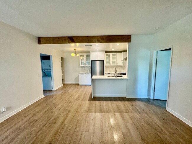 Building Photo - Beautiful 2 bedroom, 2 bathroom condo in d...