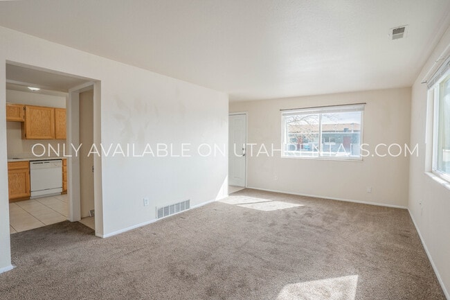 Building Photo - 8613 S 290 W