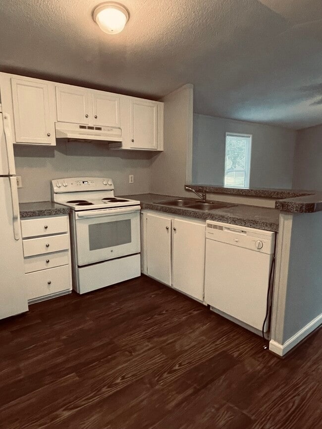 Building Photo - Three bedroom/Two Bath Home