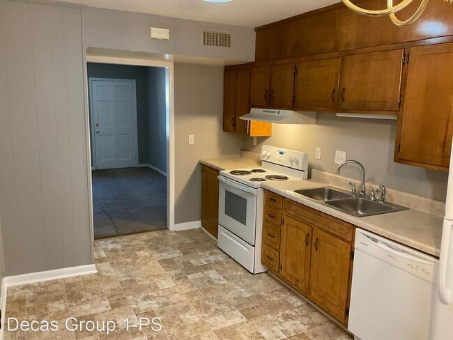 Building Photo - 2 br, 1.5 bath House - 841 Old Trail Rd.