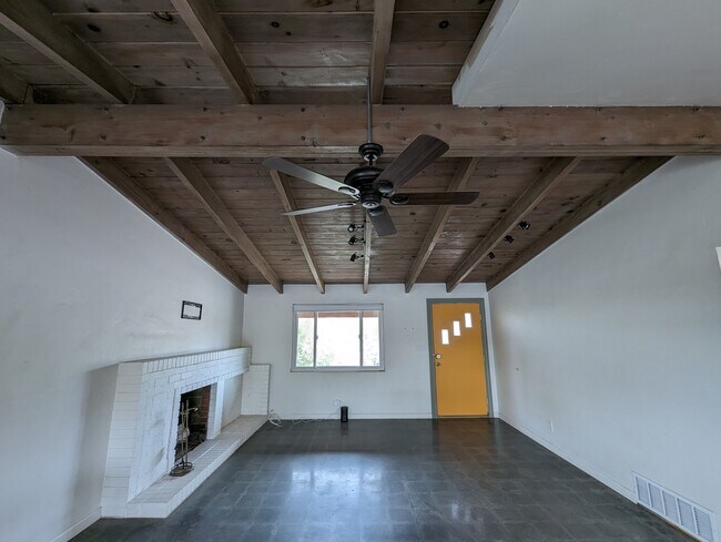 Foto del edificio - 3674 E 4th St