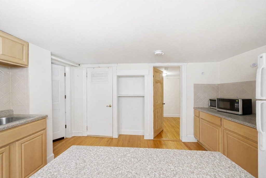 Building Photo - 323 Boylston St