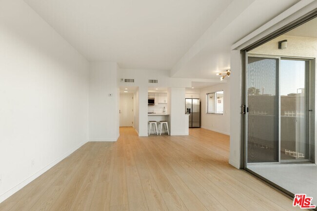 Building Photo - 7250 Franklin Ave