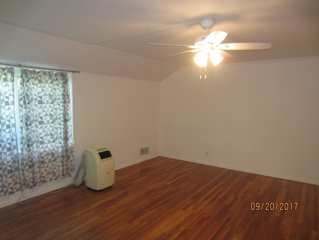 Building Photo - 356 S Linden Dr