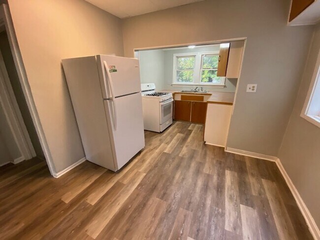 Foto del edificio - Bright 3BR+2BA Bungalow by Downtown