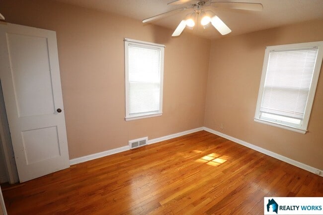 Building Photo - Adorable Two Bed One Bath Home