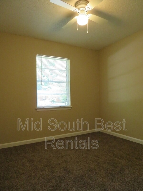 Building Photo - 3670 Royal Wood Ave