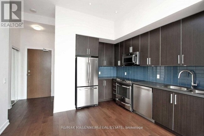 Building Photo - 2212 Lake Shore Blvd W