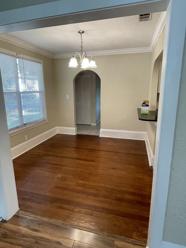 Building Photo - 902 W Church St