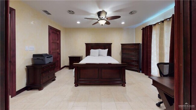Building Photo - 11 Gardenia Cir