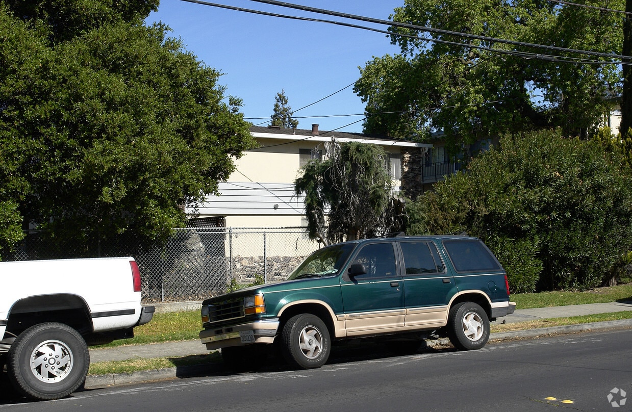 Building Photo - 422 Redwood Ave