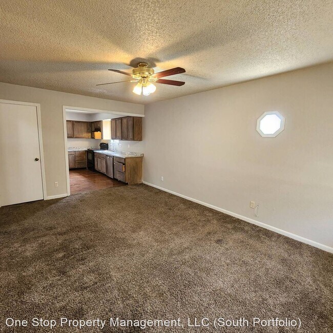 Foto del edificio - 3 br, 2 bath House - 807 NE Barnes Dr. Unit A